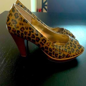 🐆 • Sofft cheetah print high heel shoes. • 🐆